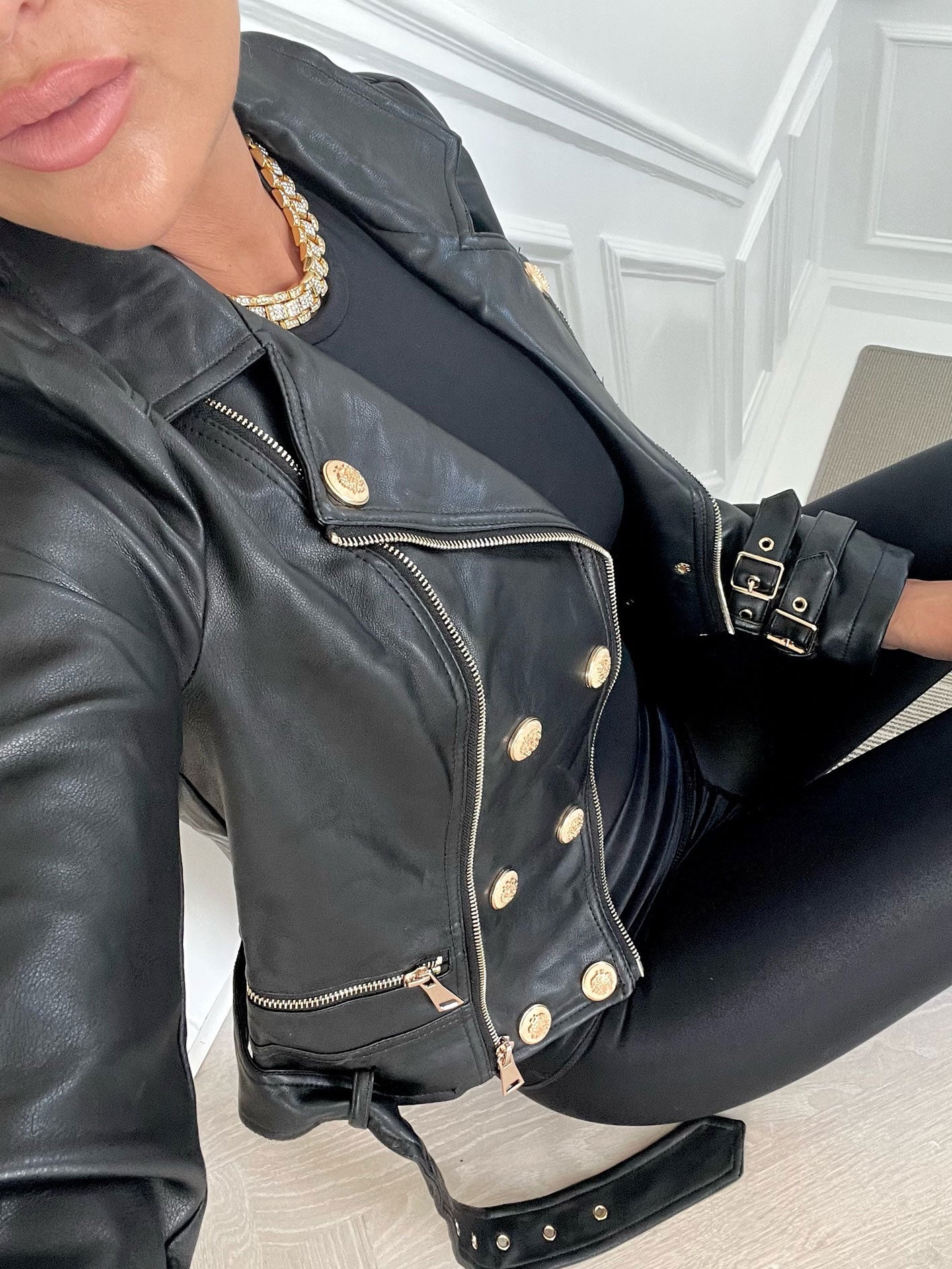 Mirel - Fed læderlook jakke med knapper og lynlås